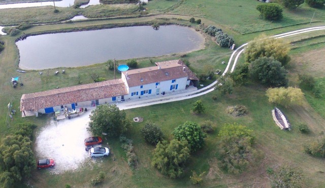 Quiet gîte on 2 ha property with pond, 10 mins from the ocean