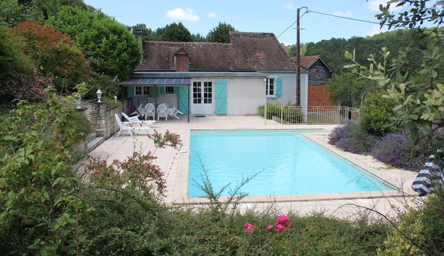 Quiet gîte with private swimming pool and fishing pond near Lascaux.