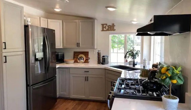 Quiet Gold Country Guest House in the Sierra Nevada Mountains. Pet Friendly!