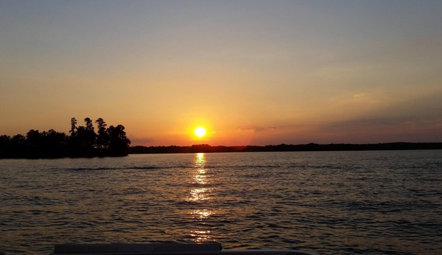 Quiet, good fishing, boating and swimming on large private lot