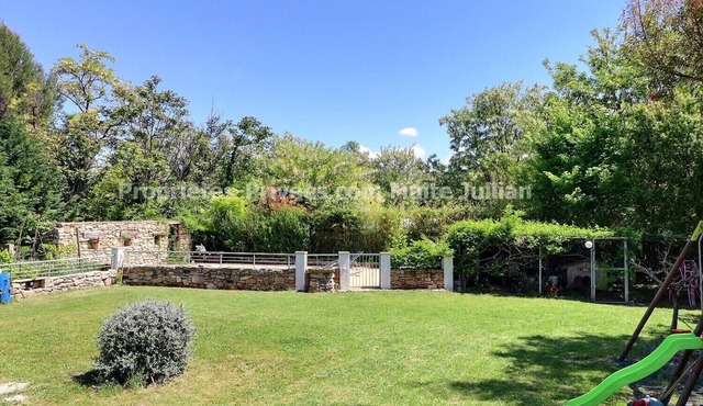Quiet, green house at the gateway to the Duchy of Uzès