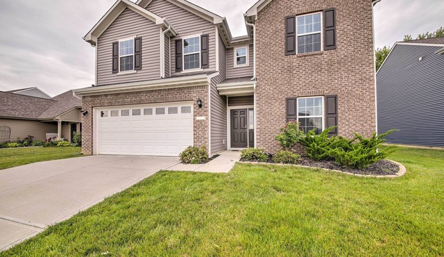 Quiet Greenwood Home ~ 16 Mi to Indianapolis!