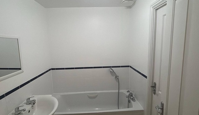 Quiet Ground-Floor Apartment | Heathrow, Windsor & London at Your Doorstep