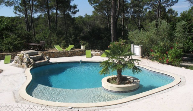 Quiet ground floor, garden and private pool close to tourist activities