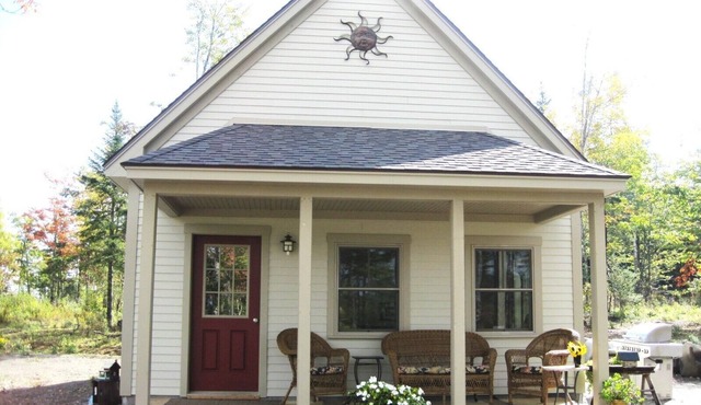 Quiet guest cottage-private setting! Hiking, boating, swimming, wildlife near.