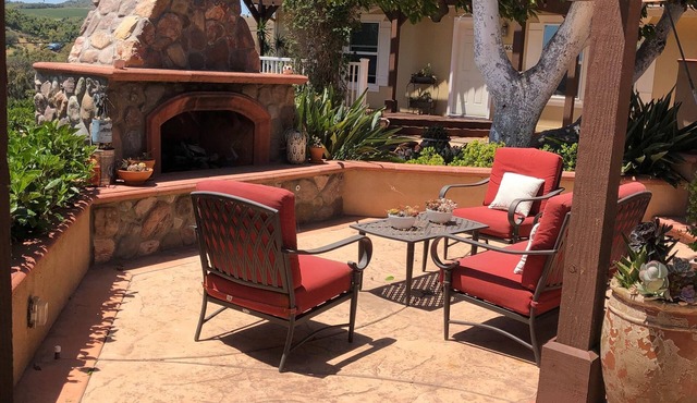 Quiet Guest Home With Beautiful Views + Pool and jacuzzi!