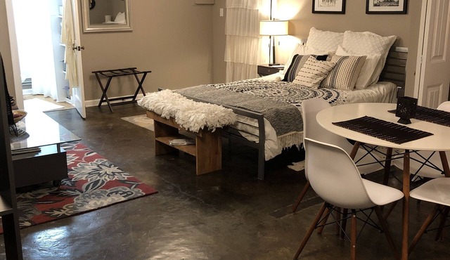 Quiet guest house 4 miles from Broadway. 30 night minimum