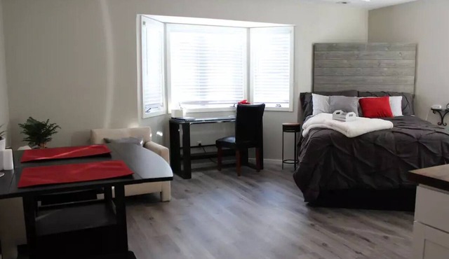 Quiet guest suite located near Historic Downtown Lee's Summit