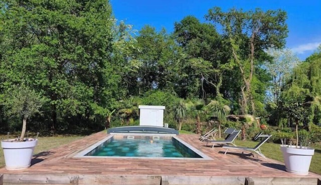 Quiet house with swimming pool