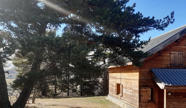 Quiet half chalet on one level, not overlooked.