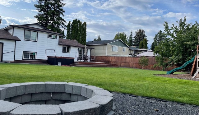 Quiet Haven Hideaway: Hot Tub, Firepit, Playground and Spacious Yard