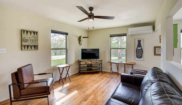 Quiet Hico Home - Walk to Downtown!