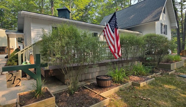 Quiet Higgins Lake home close to ATV trail, Boat Launch, and Silver Dollar!