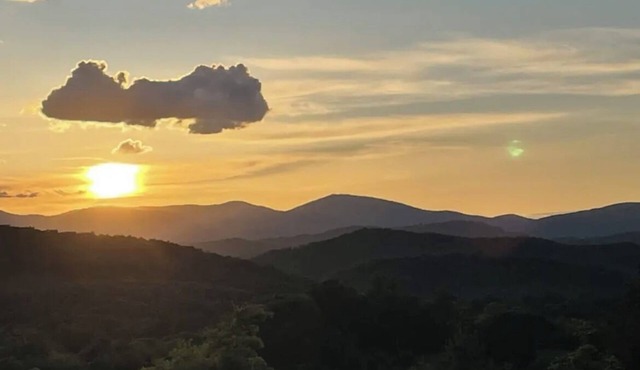 Quiet hilltop home with decks & amazing view, right off Blue Ridge Parkway