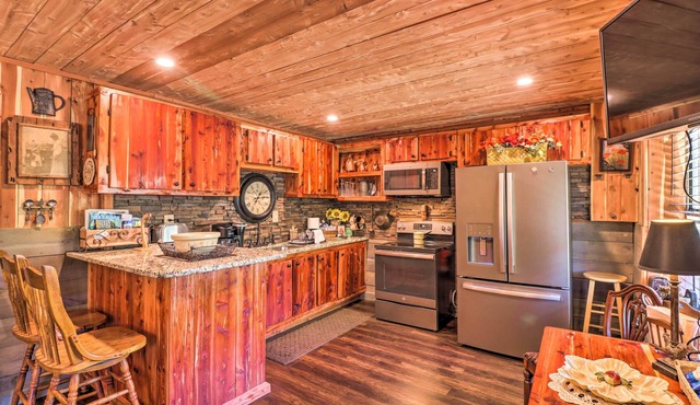 Quiet, Historic Manor: Located in Ghost Town!