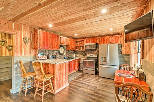 Quiet, Historic Manor: Located in Ghost Town!