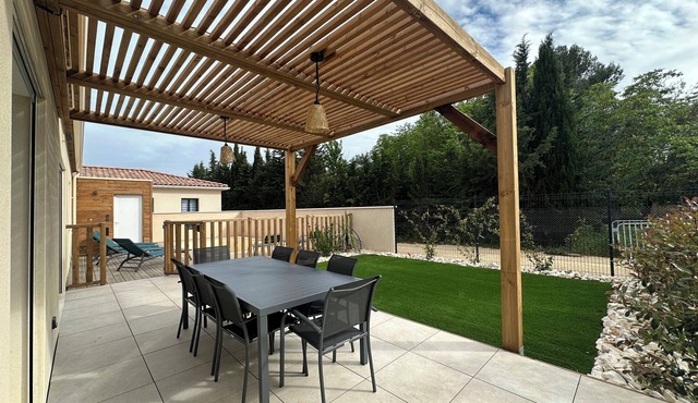 Quiet house with pool sleeps 8