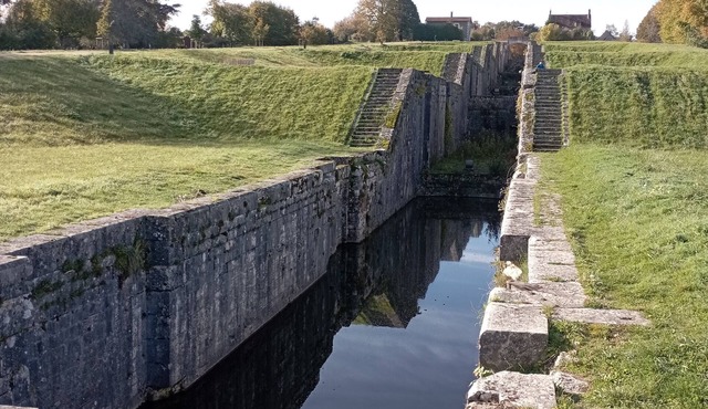 Quiet house, sleeps 4, wooded garden, Briare canal 1km, Guédelon 35 min, bicycles.
