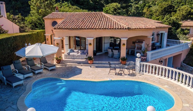 Quiet holiday home for 6 persons, private swimming pool, ideal for families
