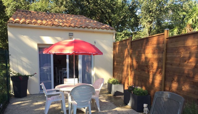 Quiet holiday home in a green setting 15 km from Royan