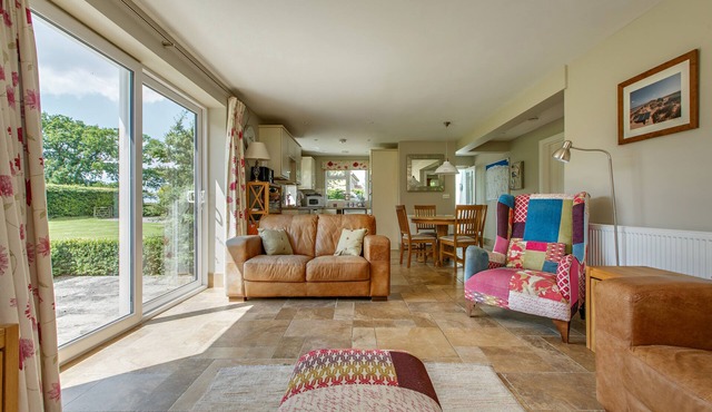 Quiet holiday home in beautiful, secluded 3/4 acre garden.