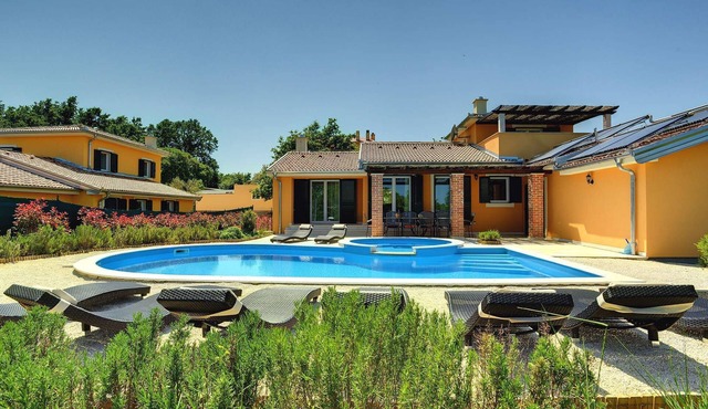 Quiet holiday house with large pool on the outskirts of Rezanci