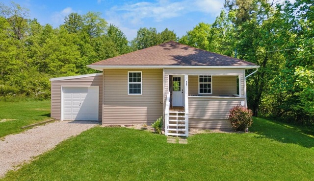 Quiet home close to Reformatory and downtown. Firepit, deck, & disc golf basket