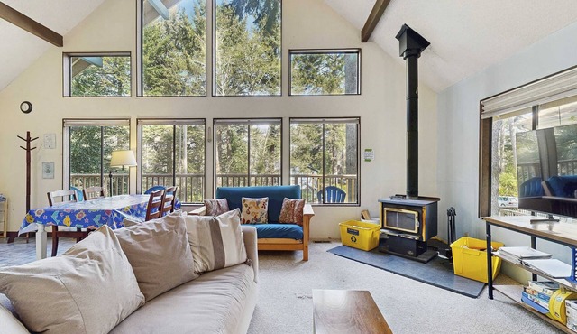 Quiet Home in the Woods with Private Deck - Walk to Beach and Haystack Rock