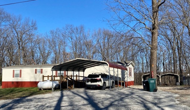 Quiet home near Berry Bend boat ramp with carports