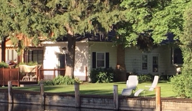 Quiet home on a channel in Winneconne. Bring your boat!