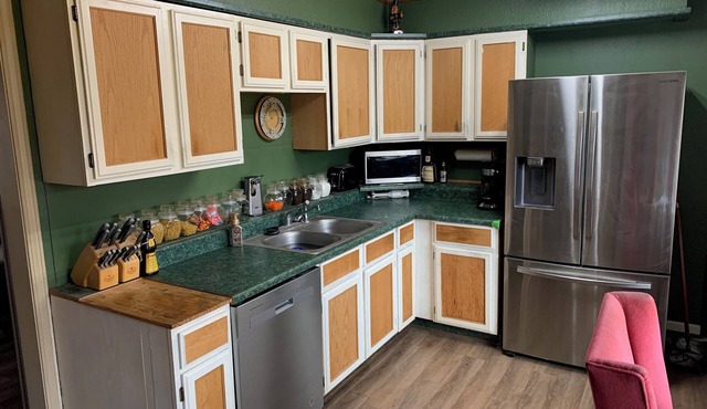 quiet home on dead end street 10 minutes from k.c., on 7 acres sleeps up to 10