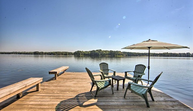 Quiet Home on Lake Hawkins with Kayaks and Dock!