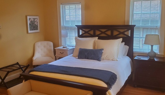 Quiet, home-style stay in historic Washington Park neighborhood.