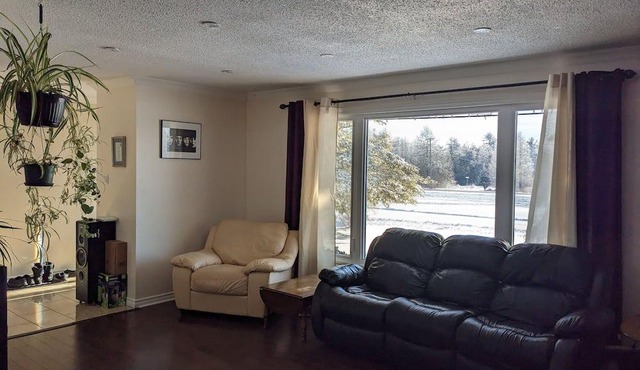 Quiet home w/ hot tub. Close to Seaway, nature trails & beach. Pets ok, W/D