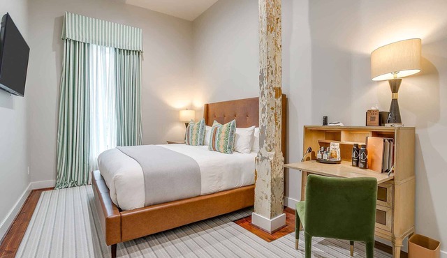 Quiet Hotel in Granbury Texas on the Historic Granbury Square