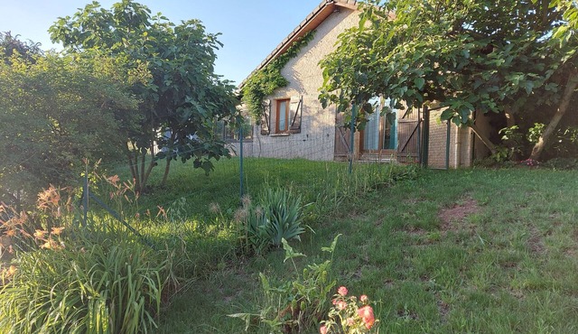 Quiet house, 2 bedrooms, terrace, pets allowed, parking, EV charging