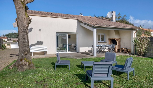 Quiet house 400m from the beach