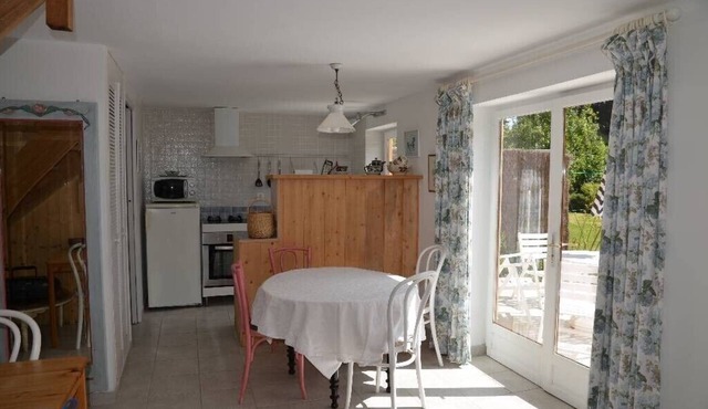 Quiet house 50 m from the beach near shops