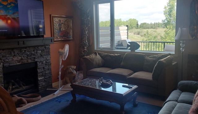 Quiet house and neighborhood well located 25 minutes from Calgary.