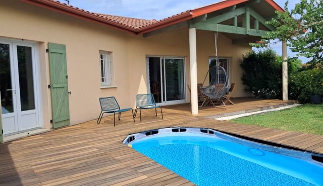 Quiet house between sea and mountains