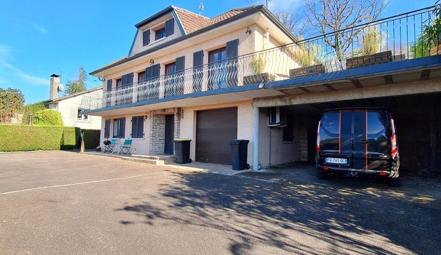 Quiet house close to shops
