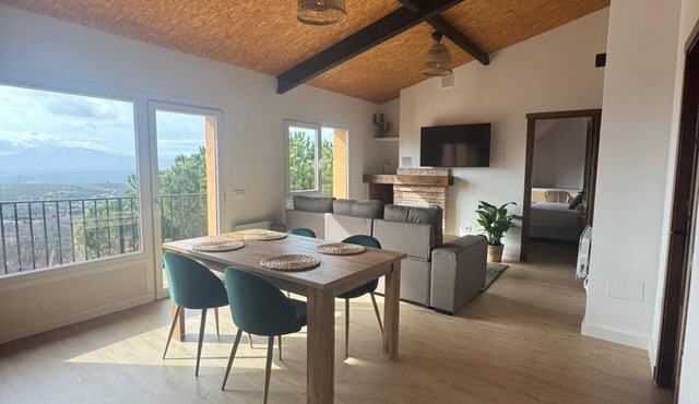 Quiet house with spectacular views and fireplace, in the middle of nature.
