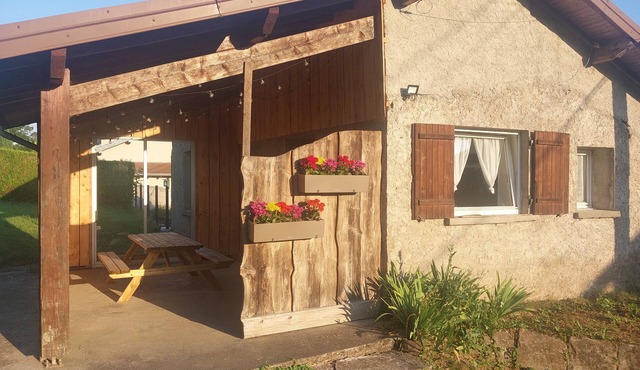 Quiet house for 4 people, games area, private bowling green, table tennis.