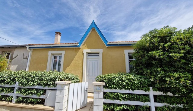 Quiet House, 50m from Beach, 2 Bedrooms, Sleeps 5, Pet-Friendly