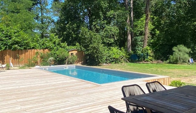 Quiet house with pool close to Soulac and ocean beaches.