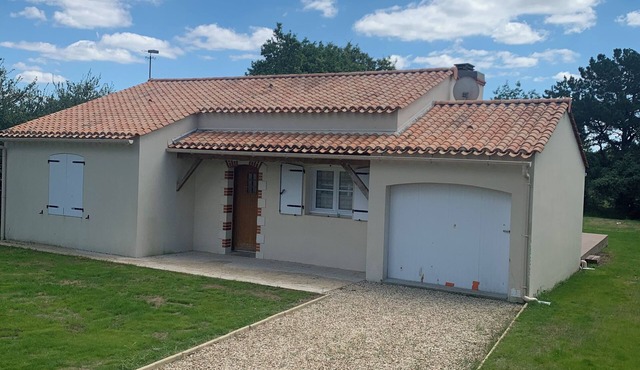 Quiet house with terrace overlooking large garden 2 minutes from Lac du Jaunay,