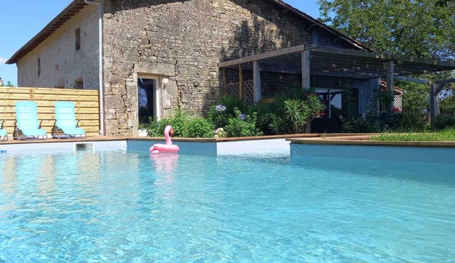 Quiet house with swimming pool, 1 hour from La Rochelle, Futuroscope, Puy du Fou