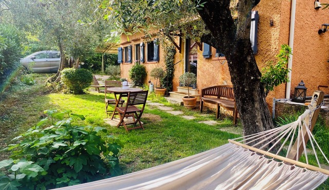 Quiet house with garden in the heart of the olive grove. July/August minimum 7 days