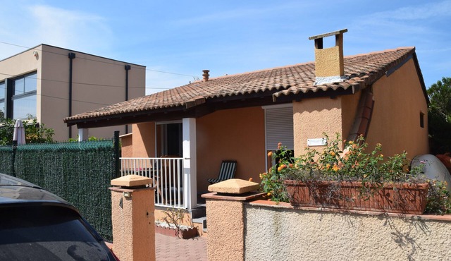 Quiet house 300 M from the beach and close to entertainment and shops