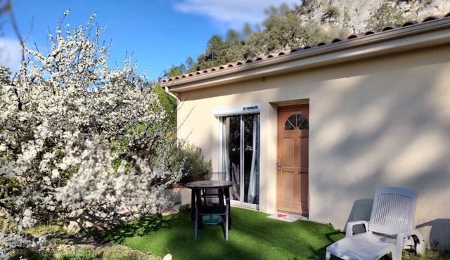 Quiet house, ground / closed parking, Drôme provençale, between Montélimar and Avignon